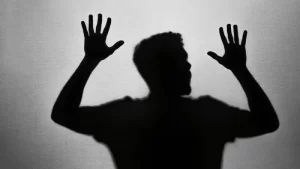 anksiyete bozukluğu yaşayan karanlıkta sıkışmış adam görseli