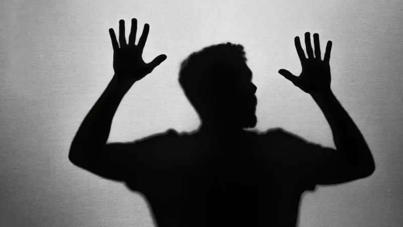 anksiyete bozukluğu yaşayan karanlıkta sıkışmış adam görseli