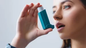 astım ilacı kullanan genç kadın