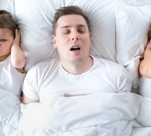 uyku apnesi ve horlama sorunu yaşayan baba ile kız çocukları