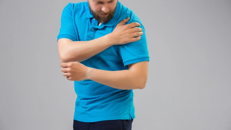 Omuz Hastalıklarının Artroskopi Tedavisi İçin Bekleyen Adam