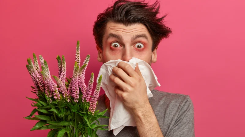 Bahar alerjisi olan adam