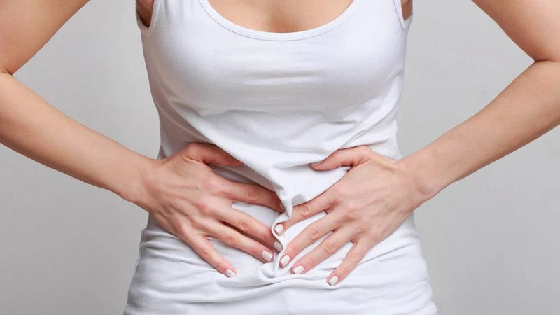 kolon kanseri belirtisi karın ağrısı yaşayan kadın