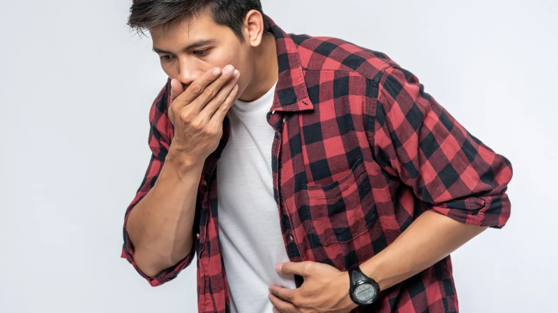 Mide ülseri sorunu olan adam