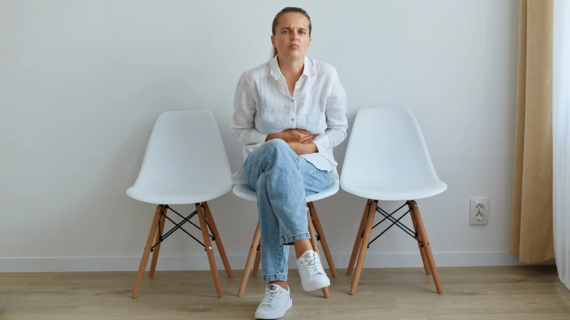 Mide yanması sorunu yaşayan kadın