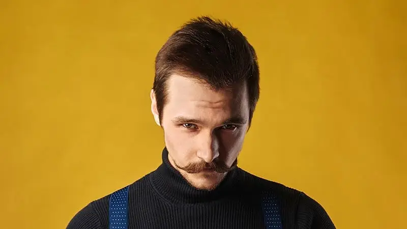 bıyık ekimi yapılan adam