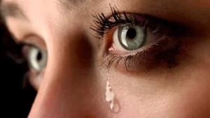 Göz sulanması nedeni yaşayan kadın