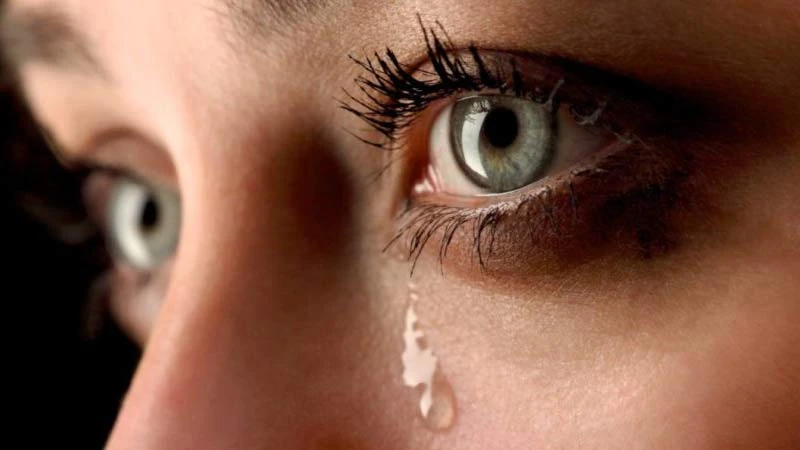 Göz sulanması nedeni yaşayan kadın