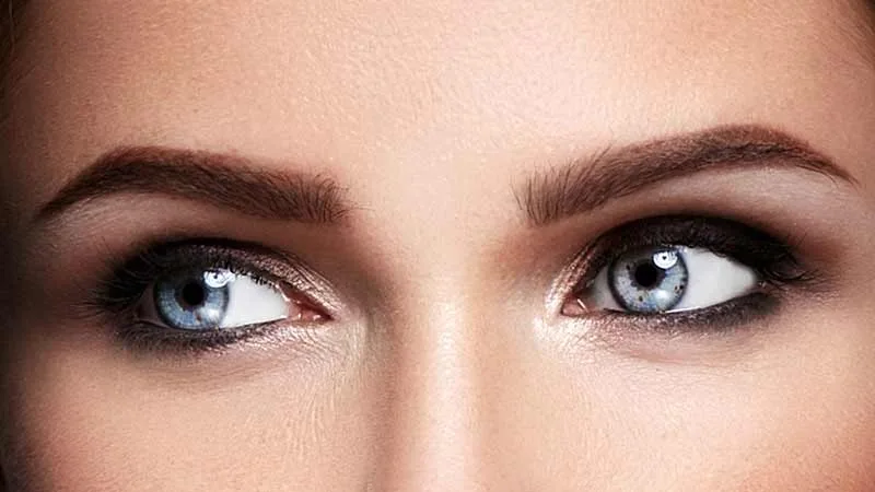 kaş ekimi yapılan kadın