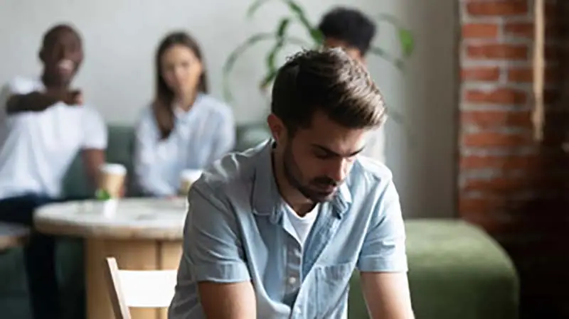 antisosyal kişilik bozukluğu yaşayan adam