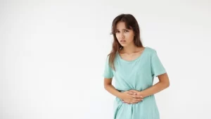 Mide hastalığı sorunu olan kadın