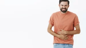 Midede reflü ağrısı çeken adam