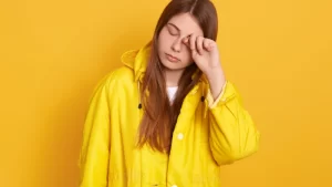 Göz tembelliği olan kadın