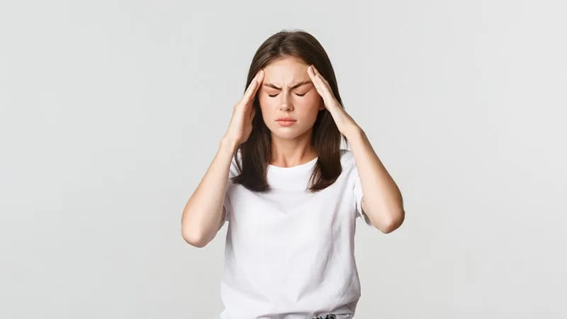 baş dönmesi yaşayan kadın