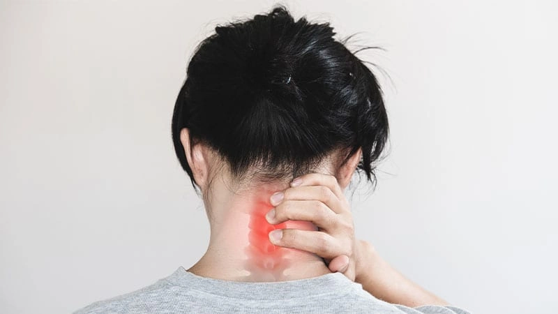 Boyun fıtığı olan kadın