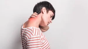 Ense ağrısı çeken kadın