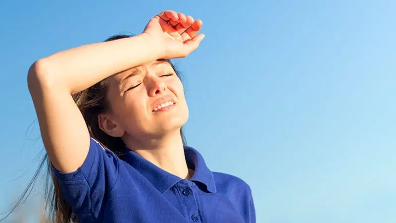 güneş çarpması yaşayan kadın