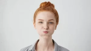 Hıçkırığı olan bir kadın