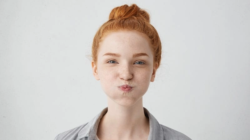 Hıçkırığı olan bir kadın