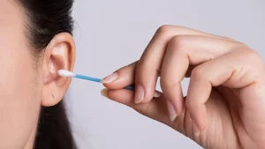 Kulak Kiri İçin Temizlik Yapan Kadın