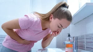 Mide bulantısı olan kadın