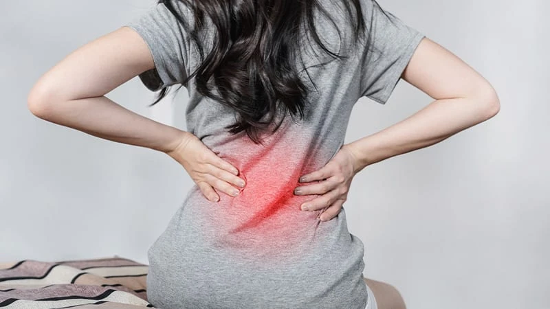 Sırt ağrısı çeken kadın