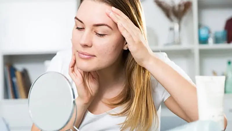 yüze yağ enjeksiyonu yaptıran kadın