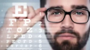 bulanık görme teşhisi görüş testi yapılan adam