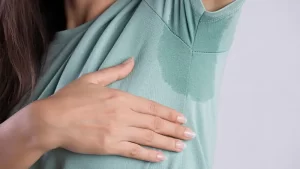 durduk yere terleme yaşayan kadın