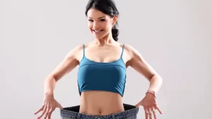 Mide küçültme ameliyatı olan kadın