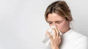 nezle olup burnunu silen kadın