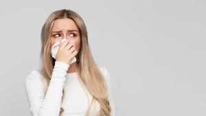 alerjik rinit belirtileri gösteren burnu akan kadın