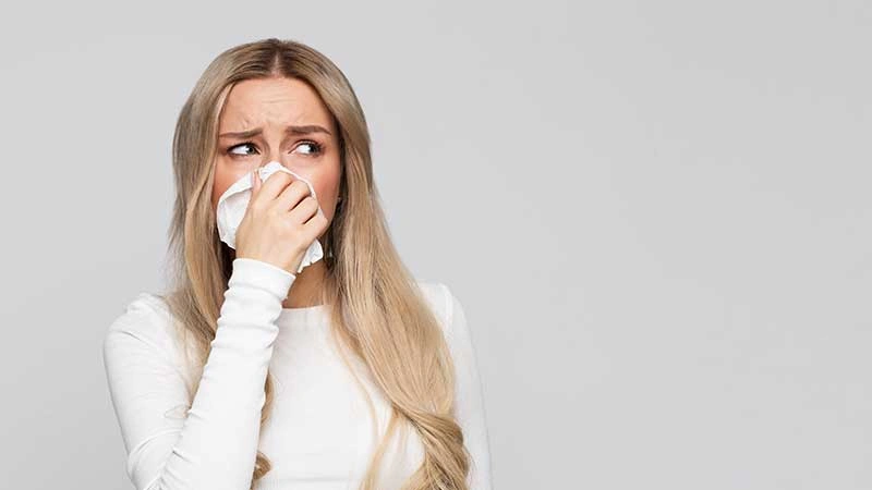 alerjik rinit belirtileri gösteren burnu akan kadın