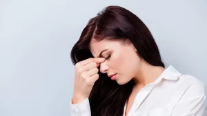 burun eti büyümesi nedeniyle burnu ağrıyan kadın