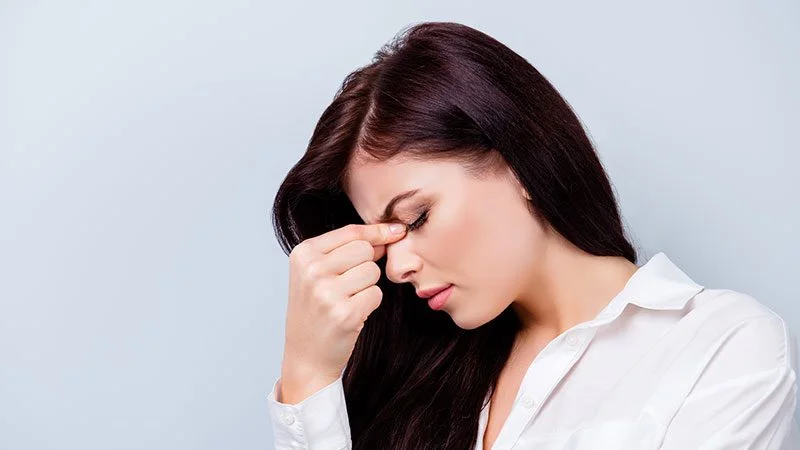 burun eti büyümesi nedeniyle burnu ağrıyan kadın