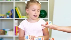 Kekemelik tedavisi gören çocuk