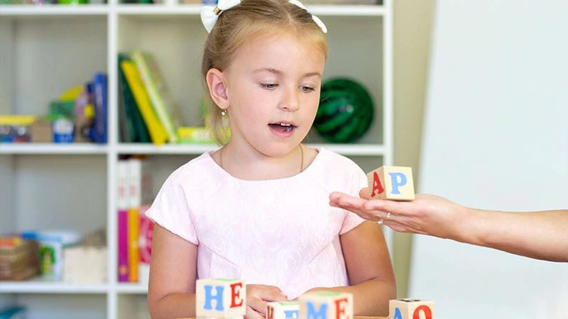 Kekemelik tedavisi gören çocuk