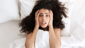 patlayan kafa sendromu yaşayan kadın