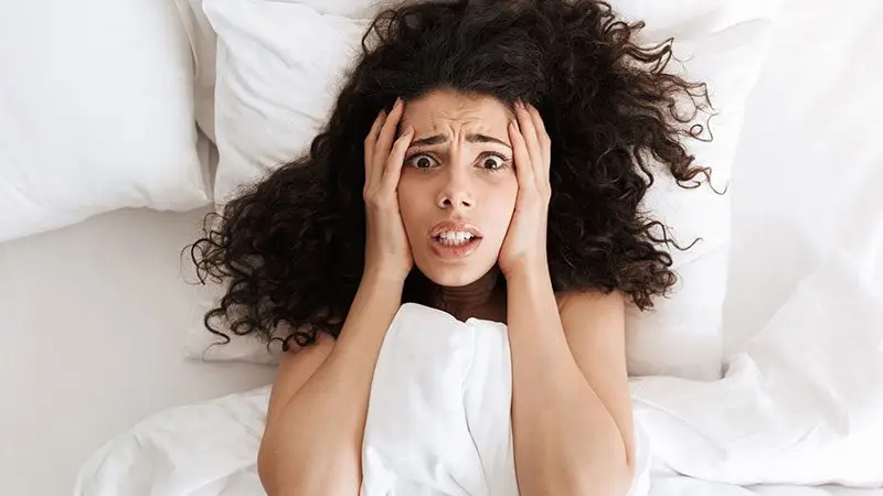 patlayan kafa sendromu yaşayan kadın