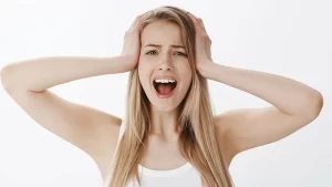 ses estetiği bağıran kadın