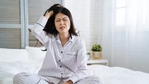 Uykuda kaşınma sorunu yaşayan kadın