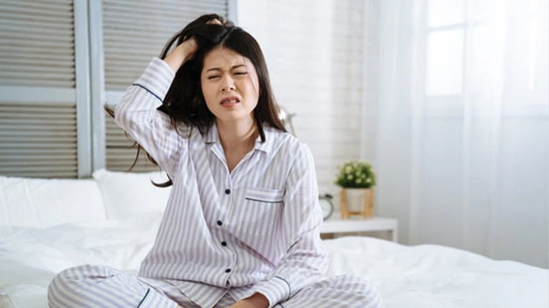 Uykuda kaşınma sorunu yaşayan kadın