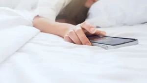 uykuda mesajlaşma hastalığı olan kadın