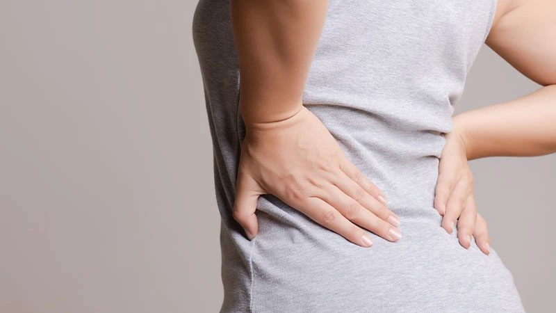 Böbrek ağrısı olan kadın