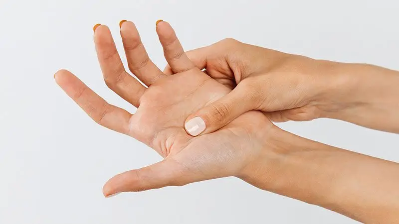 karpal tünel sendromu nedeniyle eli ağrıyan kişi