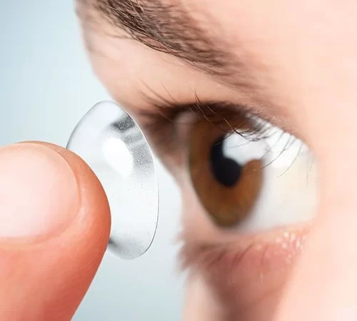 kontakt-lens-e Kontakt lens takan kişi