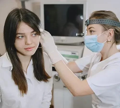 kulak-cerrahisi-m kulak cerrahisi öncesi muayene olan kadın