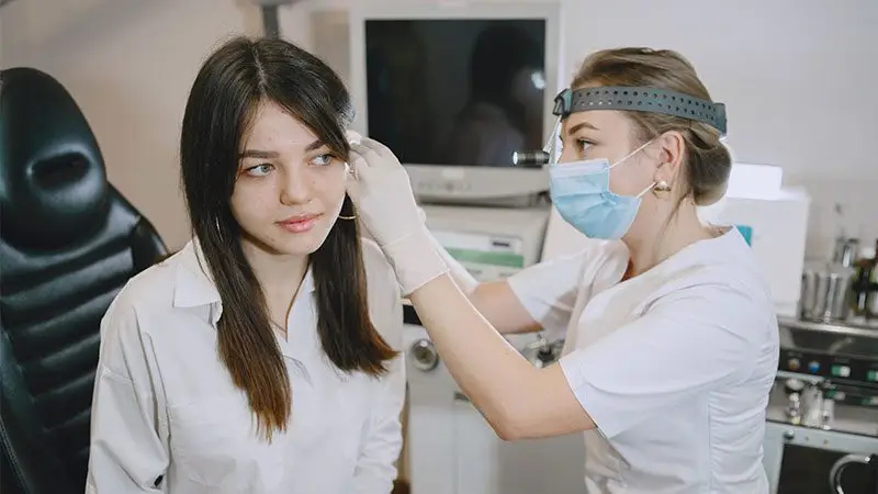 kulak cerrahisi öncesi muayene olan kadın