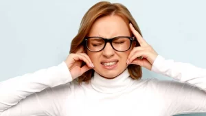 Kulak Çınlaması (Tinnitus) Sorunu Yaşayan Kadın