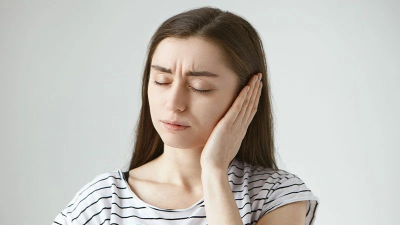 Orta Kulak İltihabı Sorunu Yaşayan Kadın